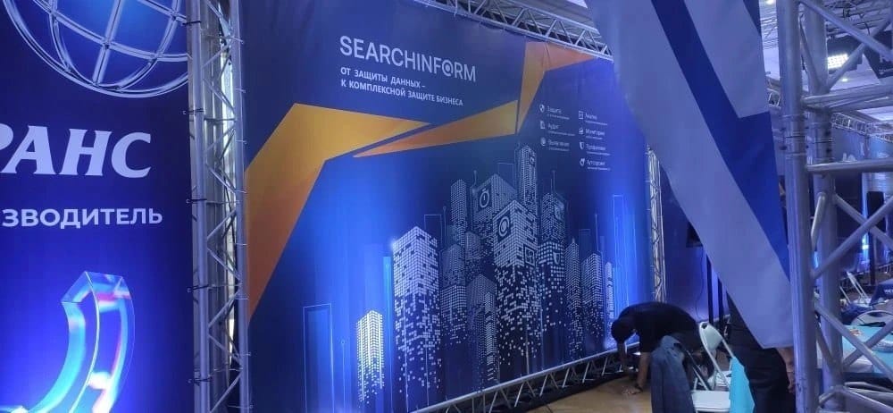 Оформили площадки участников на юбилейный форум «КиберV 2026» — фото 9