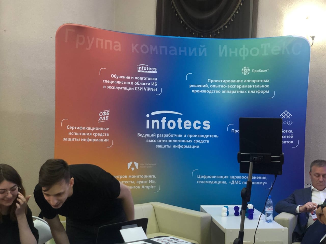 Оформили площадки участников на юбилейный форум «КиберV 2026» — фото 4